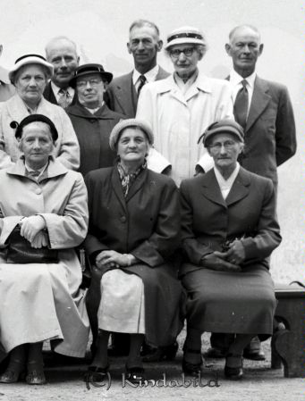 Konfirmationsträff 1905 års
Raja
Konfirmationsträff 1905 års
Grupporträtt


raja
�?vre raden tvåa från höger Hilma Jakobsson (Larsson)
Källa: Yvonne Carlsson
 

raja
Min farmor Hilma Jakobsson, född den 4.10.1891 i Gatan, ett torp under Harg, Kisa. Död 25.5.1971 i Kisa. 
Källa: Yvonne Carlsson

Nyckelord: Konfirmationsträff 1905 års