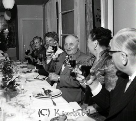 Hotellmiddag Amerikan Direktör John Ivar Andersson
raja
Direktör John Ivar Andersson
Grupporträtt
gepe
fr höger Helmer Eriksson, Ingegerd Johansson, hr Johansson i Högtomta,  Lisa "Källris", Ebba Eriksson (hustru till helmer Eriksson)
Nyckelord: Hotellmiddag