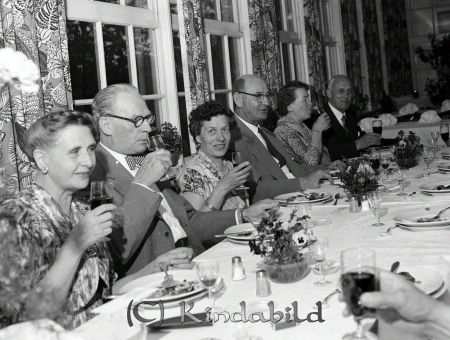 Hotellmiddag Amerikan Direktör John Ivar Andersson
raja
Direktör John Ivar Andersson
Grupporträtt
gepe
Fr vänster Lydia "Ludda" Andersson, Martin Wredberg, Berta Johnsson, John Andersson, Lisa Nilsson, kamrer Kjell Johnsson.
Nyckelord: Hotellmiddag
