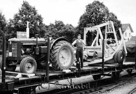Direltör John Andersson Kisa Sardinienfarare
raja
John Andersson 
Arbete med att lasta godsvagn med material och maskiner till entreprenad på Sardinien Italien

raja
Traktor Bolinder Munktell typ 55, vagn med borraggregat. 
Källa: Gerd Pettersson 


Nyckelord: Andersson Kisa
