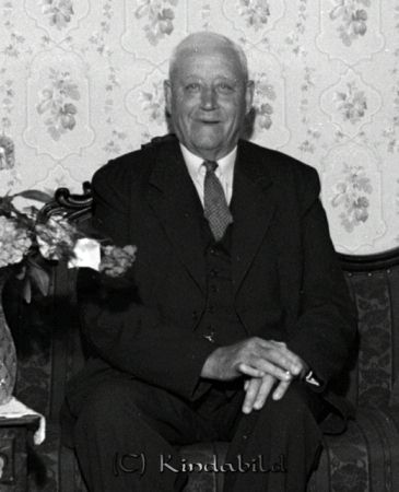 Stål Ottesand Kisa
raja
Stål Ottesand  
Porträtt-Man

raja
August Viktor Stål född 1881. Han var banvakt i Karlsberg.
 Han hade en son Göte , född 1913 som bodde i Ottesand tillsammans med hustrun Lilly.
 Källa; Studiegruppen hembygdsgården 
Nyckelord: Stål Ottesand