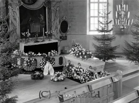 Bondsammels Begravning
raja
Bondsamuels Begravning
Interiör Bild tagen från läktaren ner på blomsterdekorerad kista

raja
Begravning Ernst Samuelsson "Bond-Samuel" från Skeppeberg. Ernst Samuelsson var född 1885 i Malexander, son till Anders Peter Edvard Samuelsson född 1858 i Malexander och Kristina Karolina Andersdotter född 1860 i Kisa.
Källa: Folkräkning 1910
Dottern Aina lät testamentera sina ägodelar till Kisa-Västra Eneby hembygdsförening. Det finns ett särskilt rum "Ainas rum" med möbler, linne, dukar m m intill skolmuséet. 
Källa: Gerd Pettersson 

Nyckelord: Bondsamuels Begravning