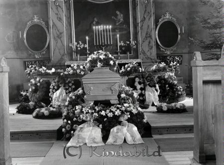 Bondsammels Begravning
raja
Bondsammels Begravning
Interiör Bild tagen från altargången på blomsterdekorerad kista

Nyckelord: Bondsammels Begravning