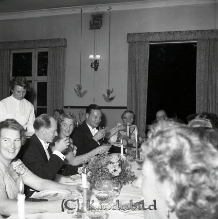 Brudparet Nordbäck Kisa Direktör John Andersson
raja
Brudparet Nordbäck
Grupporträtt bröllopsgäster

raja
Frän vänster Astrid Sohlén och Gösta Wallin.
Källa: Studiegruppen hembygdsgården 



Nyckelord: Nordbäck Kisa