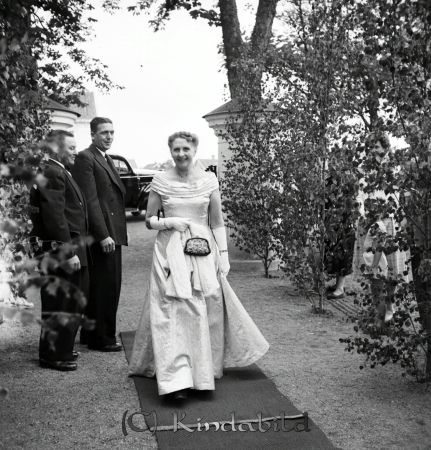 Brudparet Nordbäck Kisa Direktör John Andersson
raja
Brudparet Nordbäck
Bröllopsgäster

raja
Brudens mor Ludda Andersson. Till vänster nr 2 kyrkvaktmästaren Erik Jakobsson.
Källa: Studoegruppen hembygdsgården 
Nyckelord: Nordbäck Kisa