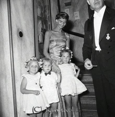 Brudparet Nordbäck Kisa Direktör John Andersson
raja
Brudparet Nordbäck
Bröllopsgäster

raja
Kristina gift med Jan Kugelberg Spellinge Västra Harg med barnen. Barnen till Kristina och Jan Kugelberg var Eva och Gustaf.
 Kristina Kugelbergm, dotter till järnhandlaren John Andersson Kisa, död 2006 och Jan Kugelberg 2018 
Källa: Studiegruppen hembygdsgården 
Nyckelord: Nordbäck Kisa