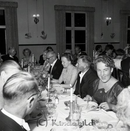 Brudparet Nordbäck Kisa Direktör John Andersson
raja
Brudparet Nordbäck
Bröllopsgäster

raja
Från höger Margareta Andersson, Gästgivargården, brudens bror Svante, Karin Wallin, Folke Ljungqvist.
Källa: Studiegruppen hembygdsgården 

Nyckelord: Nordbäck Kisa