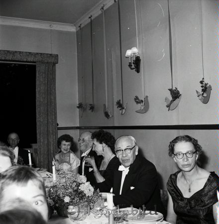 Brudparet Nordbäck Kisa Direktör John Andersson
raja
Brudparet Nordbäck
Bröllopsgäster

raja
Från höger Märta Andersson Boda, Tjärstad, gift med Gösta Andersson, NN, Bojan Andersson född Sandström och gift med Ivar Andersson. 
Källa: Studiegruppen hembygdsgården 
Nyckelord: Nordbäck Kisa