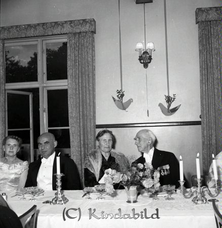 Brudparet Nordbäck Kisa Direktör John Andersson
raja
Brudparet Nordbäck
Bröllopsgäster
gepe
Till vänster brudens mor Ludda Andersson

Nyckelord: Nordbäck Kisa