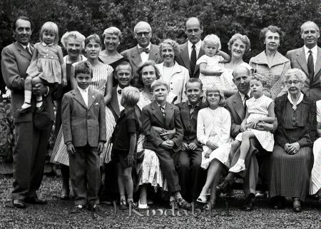 Familjen Sandström Kisa
raja
Sandström Kisa
Grupporträtt

raja
Stående från vänster:
Arne Gustafsson med dottern Kersti , Anna Ljungqvist född Sandström, Ingrid Fahl, Inga-Kersti Gustafsson, Folke Ljungqvist, Karin Wikström född Sandström, Gösta Wikström, Kristina Sandström, Greta Sandström, Bojan Andersson född Sandström,
Gösta Sandström.
Första raden fr vänster:
Jerker Gustafsson, Wilhelm Fahl, Mats Gustafsson, Barbro Fahl född Sandström, Nils Fahl, Hans Fahl, Eva Sandström, Berndt Sandström, Birgitta Sandström, Mor Ida Sandström.
Källa: Stig Sandström 
Nyckelord: Sandström Kisa