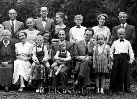 Familjen Sandström Kisa
raja
Sandström Kisa
Grupporträtt

raja
I mitten av första raden sitter Evy och Stig Sandström med sönerna Arne och Lars ( den mindre) 
Källa: Gerd Pettersson
gepe
Främre raden fr vänster: Mor Ida Sandström, dottern Ingrid gift Sundström, fam Stig Sandström, Folke Sundström (son till Ingrid), Margareta Sandström (Maggi gift Wachenfeldt och dotter till Axel Sandström), Per Sandström (son till Axel).
Bakre raden fr vänster: Gösta Sandström, Elisabeth Sundström, Gustaf Sundström gift med Ingrid Sandström, Catharina Sundström, Jan Sandström (son till Axel Sandström), Märta Sandström gift med Axel Sandström.

Källa: Stig Sandström
Nyckelord: Sandström Kisa
