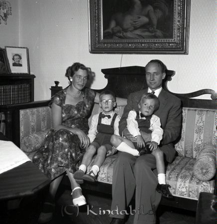 Familjen Sandström Kisa
raja
Sandström Kisa
Grupporträtt mor far och två barn

raja
Evy och Stig Sandström med sönerna Arne och Lars
Källa: Gerd Pettersson

