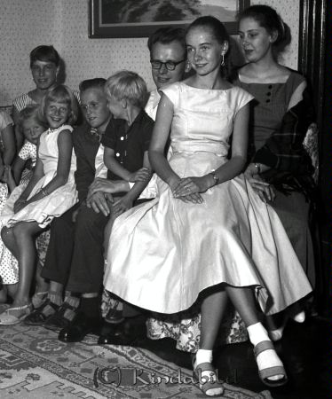 Familjen Sandström Kisa
raja
Sandström Kisa
Grupporträtt

raja
I mitten:Elisabeth Sundström (gift Préveus)
t.h hennes syster Catharina och t.v brodern Folke 
Källa: Birgitta Petersson  



Nyckelord: Sandström Kisa