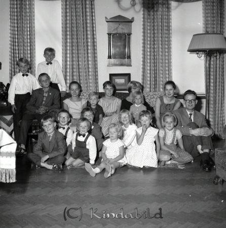 Familjen Sandström Kisa
raja
Sandström Kisa
Grupporträtt
Lars Sandström skriver 2023-10-26: Komplett samling av 
barn och barnbarn till Anna, Bernt, Axel, Ingrid, Barbro och Stig Sandström.
Stående är Per (1946) och Jan Sandström (1943). 
Mellanraden: Hans Fahl (1943), Elisabeth Sundström (1942), 
Mats Gustafsson (1951), Ingrid Fahl (1939), 
Inga-Kersti Gustafsson (1921) med dottern Kersti (1953) 
i knät och Catarina Sundström (1937). 
På golvet: Nils Fahl (1948), Arne Sandström (1949), 
Lars Sandström (1953), 
Jerker Gustafsson (1947), Kristina Sandström (1953), Eva Sandström (1946), 
Birgitta Sandström (1950), Margareta Sandström (1949)och Folke Sundström (1933).




Nyckelord: Sandström Kisa