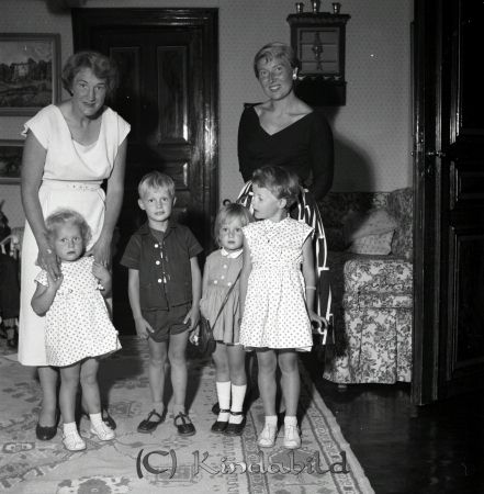 Familjen Sandström Kisa
raja
Sandström Kisa
Grupporträtt

raja
Fr vänster Greta Sandström gift med Berndt med dottern Kristina, Mats Gustafsson, Kersti Gustafsson, Birgitta Sandström och Inga-Kersti Gustafsson, dotter till Anna född Sandström och Folke Ljungqvist 
Källa: Gerd Pettersson 

Nyckelord: Sandström Kisa