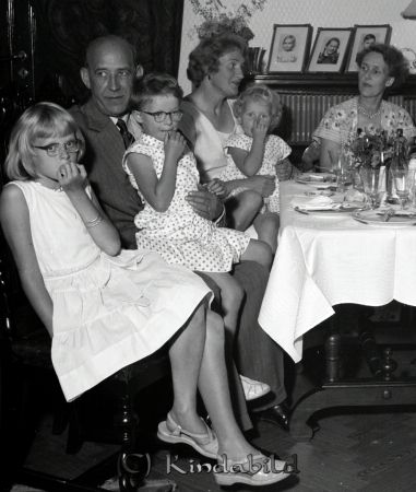 Familjen Sandström Kisa
raja
Sandström Kisa
Grupporträtt

raja
Berndt och Greta Sandström med sina flickor. 
Källa: Gerd Pettersson

Nyckelord: Sandström Kisa