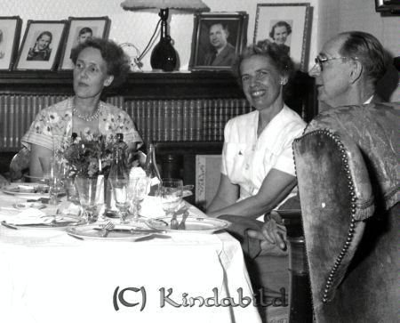 Familjen Sandström Kisa
raja
Sandström Kisa
Grupporträtt

raja
T.h Tandläkare Gustaf Sundström och hans hustru 
Källa: Birgitta Petersson  

raja
Till vänster Märta Sandström gift med Axel Sandström 
Källa: Gerd Pettersson 


Nyckelord: Sandström Kisa