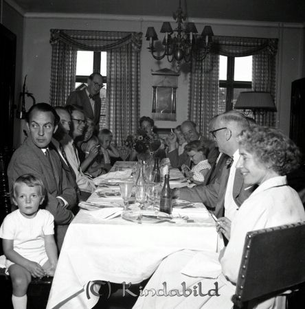 Familjen Sandström Kisa
raja
Sandström Kisa
Grupporträtt

Lars Sandström skriver 2023-10-26: 
Lillen till vänster är undertecknad. 
Bakom sitter Arne Gustafsson (Karleby i Kisa och senare Lövsberg Mjölby).
Till höger Karin Sandström/Wikström.

Nyckelord: Sandström Kisa