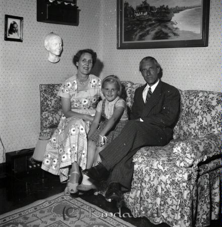 Familjen Sandström Kisa
raja
Sandström Kisa
Grupporträtt
gepe
Axel och Märta Sandström med dottern Margareta.
Källa: Stig Sandström
Nyckelord: Sandström Kisa