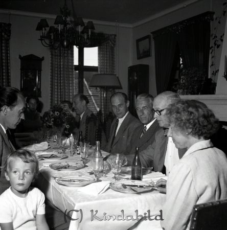 Familjen Sandström Kisa
raja
Sandström Kisa
Grupporträtt 

Lars Sandström skriver 2023-10-26: 
Undertecknad verkar inte intresserad av 
vad de äldre samtalar om. 
De fyra männen, på höger sida, är från 
vänster Bernt Sandström, Gösta Wikström, 
Axel Sandström och Folke Ljungqvist.
Nyckelord: Sandström Kisa
