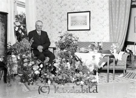 Nilsson Norra Rothult 50 år
raja
Nilsson Norra Rothult  
Porträtt-Man firande av 50 åring
gepe
Sven Axel Gottfrid Nilsson född 1906 i Kättilstad
gift med Elna Anna Linnéa född Karlsson Vreta Kloster
Barn:
Febe född 1935
Bert född 1937
Ulla född 1938
Marianne född 1941
Anita född 1943
Birgitta född 1945
Anders född 1952


Nyckelord: Nilsson Norra Rothult