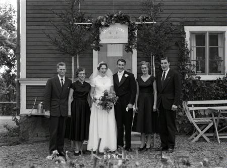 Karl Erik Johansson Ulrika
raja
Karl Erik Johansson och Britt Inger Brage
Brudpar och ytterligare två kvinnor och två män
gepe
Karl-Erik kom från Sätra  i närheten av Mjölsefall.
Enligt Folkräkning 1970 bodde i Ulvingebo.

Nyckelord: Johansson Ulrika