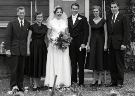 Karl Erik Johansson Ulrika
raja
Karl Erik Johansson 
Brudpar och ytterligare två kvinnor och två män

raja
Karl-Erik Johansson född 1934 i Sätra Kjusebo , Kisa
gift med Britt-Inger Brage född 1938.
Källa: Familjer och gårdar i Ulrika. 
Källa: Gerd Pettersson

Nyckelord: Johansson Ulrika