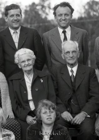 Mrs Svanssen Broddhaga Kisa
raja
Mrs Svanssen  
Grupporträtt

raja
Bortre raden fr v Nils Israelsson, Janne Andersson (bror till Ingrid).
Främre raden fr v skräddaren Karl Israelsson med fru Tidersrum, föräldrar till Nils Israelsson.
Längst fram sitter Barbro Andersson.
Källa: Studiegruppen hembygdsgården 

Nyckelord: Svanssen Broddhaga
