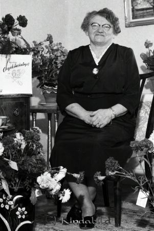 Helga Johansson Backasand Kisa
raja
Helga Johansson
Porträtt-Kvinna

raja
Helga på Backasand startade hösten 1946 servering av skollunch i sitt hem för tillresande elever vid Kisa realskola. Hon upplät oskså ett rum för inackordering. Tyko var den första som bodde där (46-47) 
Källa: Sune Holgersson

raja
Tant Helga serverade inte bara lunch. Frukost, middag, mellanmål och kvällsmat, åtminstone på 50-talet. 
Källa: mayca

Nyckelord: Johansson Backasand