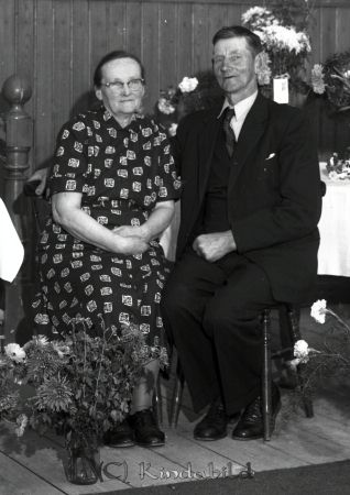 Ulla och Robert Svensson Tabor Kisa
raja
Ulla och Robert Svensson Tabor Kisa. 
Grupporträtt


raja
Ulla och Robert Svensson Tabor Kisa. 
Källa: margareta

raja
Vaktmästare i Tabor. Robert arbetade hos åkare Erik Lundahl och körde varor med hästskjuts, bl a alla varor som skulle till affären i Svalsjö.
Kuriosa: De vackra målningar som pryder väggarna i Tabor är gjorda av "Målar-Nisse", far till Geisner Nilsson, Kisa.
Källa: Studiegruppen hembygdsgården 

Nyckelord: Svensson Tabor