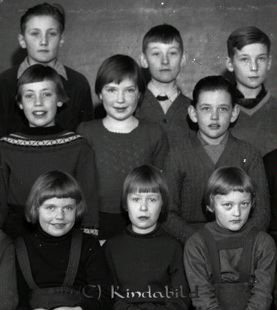 Kjettestorp skola klasserna 1,2,3 och 4
raja
Kjettestorp skola klasserna 1,2,3 och 4
Grupporträtt skolfoto

raja
Längst fram till höger Kerstin Brorsson. Andra raden till höger Sven-Olof Andersson Hällingeberg.
Källa: Gerd Pettersson

raja
Första raden fr vänster Inga-Lill Andersson, Gun-Britt Johansson och Kerstin Brorsson.
Andra raden fr vänster Staaf?, Els-Marie Söreskog och Sven-Olov Andersson.
Tredje raden fr vänster Weine Johansson, Sven-erik Brorsson och Lars Eriksson.
Källa: Studiegruppen hembygdsgården 

Nyckelord: Kjettestorp skola