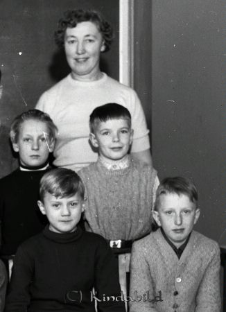 Kjettestorp skola klasserna 1,2,3 och 4
raja
Kjettestorp skola klasserna 1,2,3 och 4
Grupporträtt skolfoto

raja
Första raden höger Sture Strömberg och andra raden vänster Sune Johansson Skänninge.
Lärare: Margit Bengtsson.
Källa: Studiegruppen hembygdsgården 
Nyckelord: Kjettestorp skola