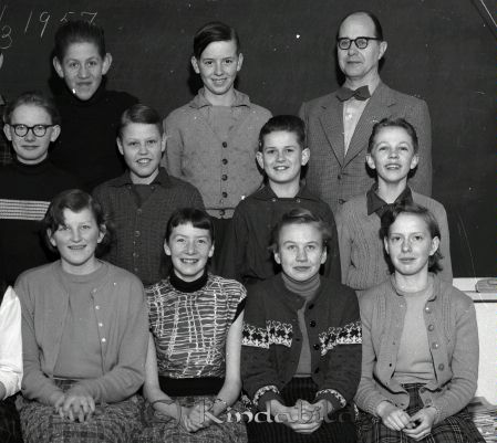 Kisa Skola Solèn
raja
Kisa Skola Solèn
Grupporträtt skolfoto

raja
Läraren Sam Sohlén
Bakre raden i mitten Weine Fridh Krogsfall. Främre raden nr 2 fr vänster tvillingsystern Vivianne och bredvid Ulla-Britt (gift Ahnfalk). 
Källa: Gerd Pettersson 

Nyckelord: Kisa Solèn