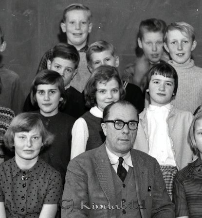 Kisa skola Sandberg
raja
Kisa skola Sandberg
Grupporträtt klass 5 a

raja
KLASS 5 A Fr vä Marianne Kristoffersson,klassföreståndare Axel Sandberg,Marie Andersson.Rad två: Anita Torstensson,Rosita Roos,Heidi Geske.Rad tre:Per Kronström,Pär-Magnus Jonsson.?verst:Bruno Kristoffersson,Göran Kastman,Sören Jonsson.Jag,Margareta Carlsson, då Rydström, gick i samma klass. 
Källa: margareta
Nyckelord: Kisa Sandberg