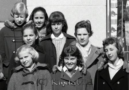 Realflickor
raja
Realflickor
Grupporträtt 

raja
Längst fram t v Kerstin gift Rydell Raden längst bak 2:a fr v Anita Johansson, Korpklev. 
Källa: Gerd Pettersson

raja
Längst bak till vänster Lena Johansson Korpklev,
Källa: Studiegruppen hembygdsgården 

raja
Första raden fr vänster Kerstin Fält, Anita Gustafsson Hällefors och Birgitta Krantz Brokind. 
Källa: Gerd Pettersson 


Nyckelord: Realflickor