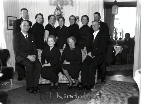Radio Hansson släkten
raja
Radio Hansson släkten
Grupporträtt

raja
Barn till Johan Emil Herman Pettersson född 1871 i Kisa och Hildur Johanna född Andersson 1877 i Kisa.
Barn:
Emil född 1897
Ester född 1899
Signe född 1901
Helge född 1904
Ivar född 1906
Hildur född 1908
Gunborg född 1910
Yngve född 1913
Märta född 1915
Vera född 1917
Tage född 1921
Gull-Britt född 1923
Saknas på bilden Emil
Källa: Kyrkoarkiv Kisa 
Källa: Gerd Pettersson 

Nyckelord: Radio Hansson