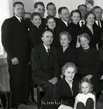 Radio Hansson släkten
raja
Radio Hansson släkten
Grupporträtt

raja
Bilden tagen vid mormor Hilma Petterssons begravning enl Mariette Persson.
Främre raden från vänster Margareta Ekhom och Ing-Marie Johansson.
Rad 2 från vänster: John och Sigrid Edoff, Ester Johansson
Rad 3 från vänster: Gull-Britt Bergqvist, Hildur Hanzon och Gunborg Roos.
Rad 4 från vänster: Yngve Pettersson, Arnold Edoff, Lasse Persson, John Hanzon, Ivar Pettersson, Balzar Roos
Källa: Mariette 
Nyckelord: Radio Hansson