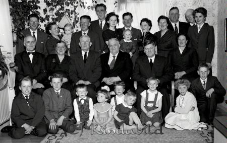 Taget hos Lennart Larsson Egnahem Kisa
raja
Taget hos Lennart Larsson Egnahem Kisa 
Grupporträtt

pim
personer i bild se fil 36/92
Nyckelord: Larsson Kisa