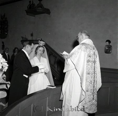 Uno Gustavsson Kisa
raja
Uno Gustavsson Kisa
Brudpar
mayca
Vigsel i Kisa kyrka Inga-Lena och Uno. Präst Julius Elander. I bakgrunden syns brudens far Arvid Isacson och hennes syster Karin.
Källa: Per-Arne Ringh

Nyckelord: Gustavsson Kisa