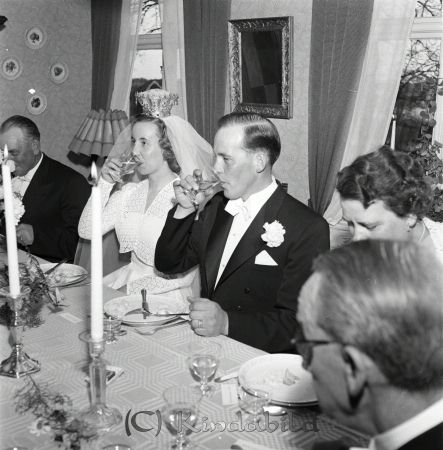 Uno Gustavsson Kisa
raja
Uno Gustavsson Kisa
Brudpar
mayca
Brudparet Inga-Lena och Uno Gustavsson mellan brudgummens föräldrar Hans och Stina. Närmast kameran brudens far Arvid Iscason. Middagen intogs i dennes hem Eklunda, numera Storgatan 55 i Kisa.
Källa: Per-Arne Ringh
Nyckelord: Gustavsson Kisa
