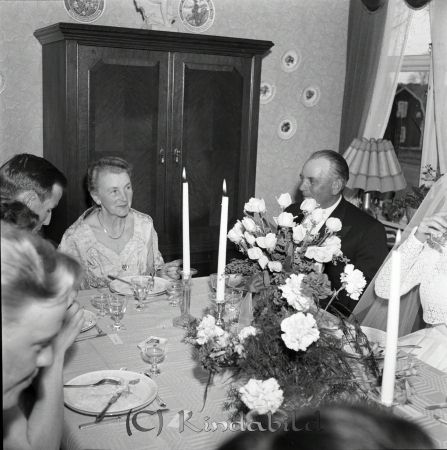 Uno Gustavsson Kisa
raja
Uno Gustavsson Kisa
Brudpar
mayca
Brudens mor Elna Isacson samt brudgummens far Hans Gustavsson.
Källa: Per-Arne Ringh
Nyckelord: Gustavsson Kisa