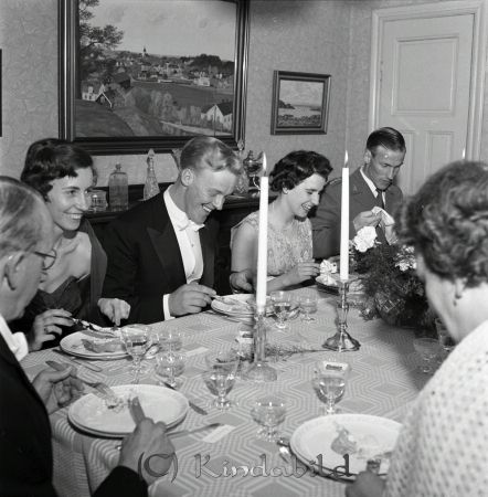 Uno Gustavsson Kisa
raja
Uno Gustavsson Kisa
Brudpar
mayca
Vid det vackert dukade bordet sitter från vänster brudens far Arvid Iscason, hennes syster Karin Ringh, brudgummens systers blivande make Kurt Ingeström, brudgummens syster Ulla Gustavsson, brudens systers make Per-Arne Ringh samt brudgummens mor Stina Gustavsson.
Källa: Per-Arne Ringh
Nyckelord: Gustavsson Kisa