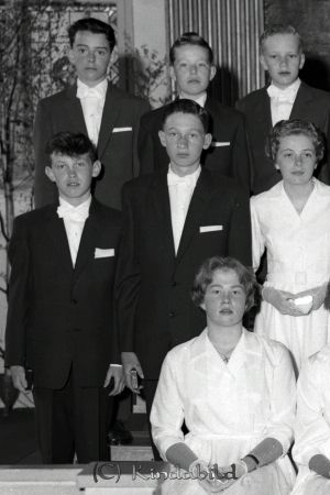 Konfirmation Kisa Kyrka
raja
Konfirmation Kisa Kyrka
Grupporträtt
gepe
Andra raden fr vänster Jarl Karlsson Lillå och Björn Karlsson Yxefall.
Tredje raden i mitten Conny Marcusson
Källa: Studiegruppen hembygdsgården
Nyckelord: Konfirmation Kisa