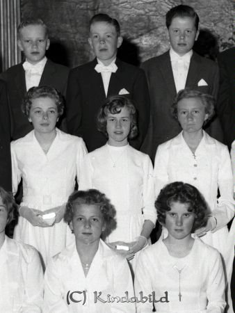 Konfirmation Kisa Kyrka
raja
Konfirmation Kisa Kyrka
Grupporträtt

raja
I mitten: Gunilla Sandeck 
Källa: Birgitta Petersson

gepe
Första raden till höger Karin Eklund
Andra raden fr vänster Gun-Britt Karlsson, Gunilla Sandek och Majlis Scott.
Tredje raden från höger Kjell ? och Per Andersson.
Källa: Studiegruppen hembygdsgården

raja
Kjell hette Karlsson då. 
Källa: Marianne Eng


Nyckelord: Konfirmation Kisa