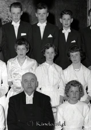 Konfirmation Kisa Kyrka
raja
Konfirmation Kisa Kyrka
Grupporträtt

raja
Kyrkoherde Julius Elander 
Källa: Birgitta Petersson

raja
Fram till höger: Inger Hansson, gift med Tore Johansson. 
Källa: Staffan Edstrand




Nyckelord: Konfirmation Kisa