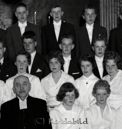 Konfirmation Kisa Kyrka
raja
Konfirmation Kisa Kyrka
Grupporträtt
 gepe
Första raden bredvid prästen Julius Elander Yvonne Thuresson och Ulla Grahn.
Andra raden fr vänster Inga Jakobsson, NN, Anna-Klara Fallgren, Britt-Marie Strigner.
Tredje raden fr vänster Jonny Forsgren, Per-Olof Andersson
Fjärde raden fr vänster Bruno JJohansson och Sune JOhansson Ulvingebo
Källa: Studiegruppen hembygdsgården
Nyckelord: Konfirmation Kisa