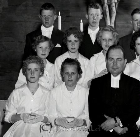 Konfirmation Tidersrum
raja
Konfirmationsfoto 

gepe
Främre raden fr v Evy Johansson och Ing-Britt Fröjd-
Andra raden fr v Gunnel Emilsson och Anita Klasson.
Tredje raden fr nr 2 vänster Enar Andersson och Yngve Andersson.
Källa: Studiegruppen hembygdsgården
Nyckelord: Konfirmation Tidersrum