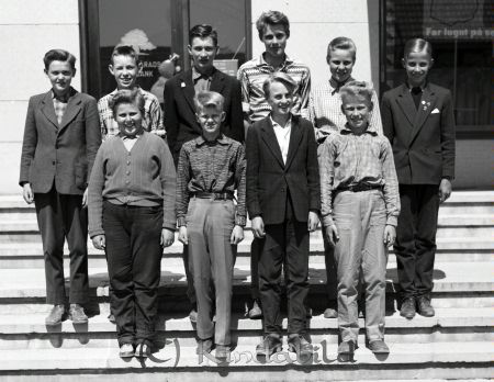 1:4  Pojkar Kisa
raja
1/4 Pojkar Kisa
Grupporträtt  
gepe
Första raden t v Lars-Olof Andersson Tidersrum.
Andra raden t v Bernt Andersson Yxefall
Tredje raden t h Björn Karlsson
Källa: Studiegruppen hembygdsgården
Nyckelord: 1/4 Pojkar Kisa