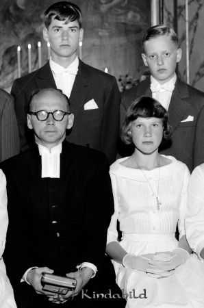 Konfirmation Västra Eneby
raja
Konfirmation Västra Eneby
Grupporträtt  

raja
Prästen är Harry Hall och bredvid honom Siv Karlsson ???
 2:a raden fr vänster Nils Andersson Värgården och Gunnar Jonsson.
 Källa: Studiegruppen hembygdsgården 
Nyckelord: Konfirmation Västra Eneby