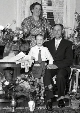 Herr Sven Svensson Bollkind
raja
Herr Sven Svensson Bollkind
Grupporträtt  

raja
Vigd 1949 med Anna Elisabet född 1909-08-22 i Malexander, död 1972. Sonen Sven Roland. Källa: SVAR 
Källa: Gerd Pettersson

Nyckelord: Svensson Bollkind